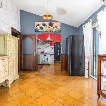 Vikendica Amazing In With Sauna Pula